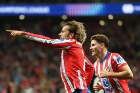 华体会app-马竞球迷高唱队歌，助威球队