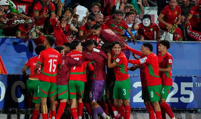 华体会-全球瞩目球员表现，赛场上瞬间激动人心  第2张